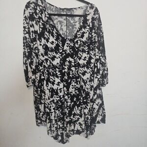 Rose + Olive Womens Asymmetric Top Size 2X Black White V Neck 3/4 Sleeve Rayon
